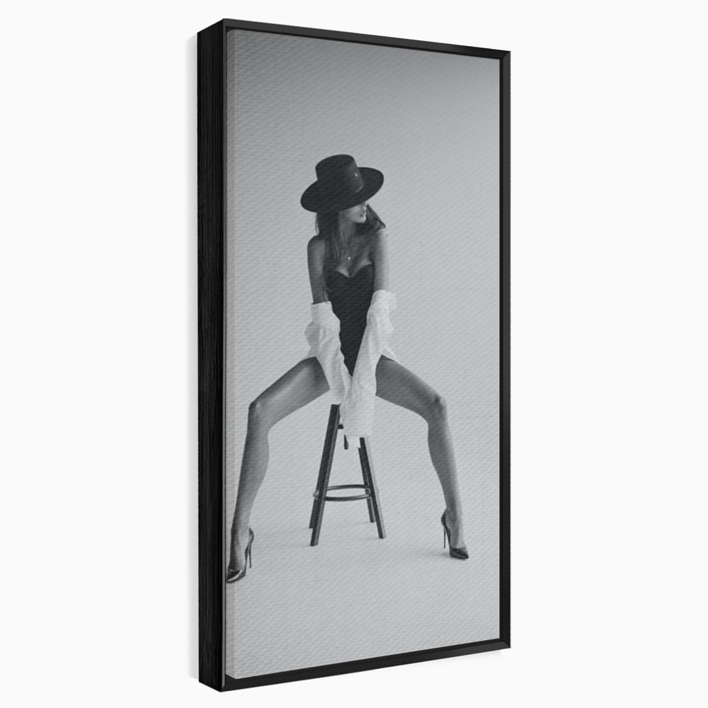 Tablou canvas cu tablou canvas cu femeie pe scaun, in rama de aluminiu negru